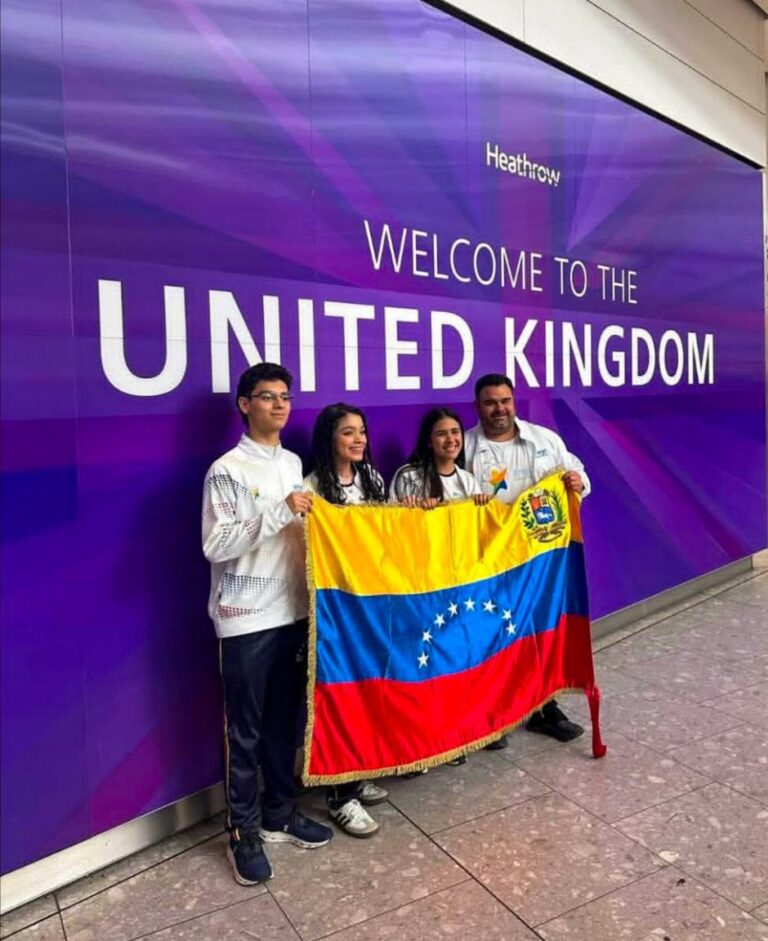 Semilleros Científicos destacados participan del Tour de Innovación del Equipo Aston Martin Aramco Formula One en Reino Unido