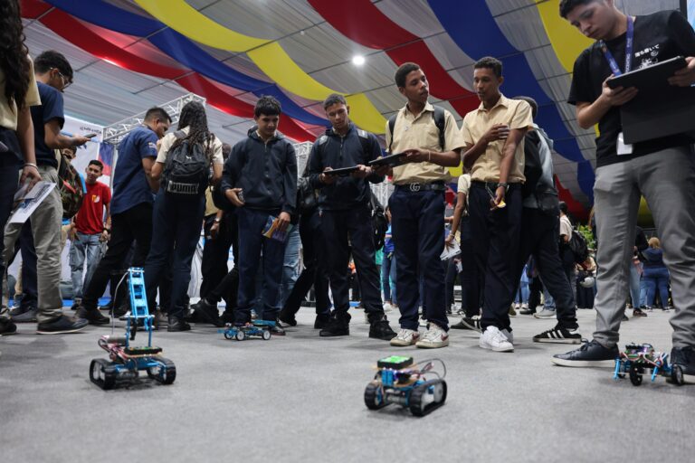 Jóvenes disfrutaron de la Expoferia Oportunidades de Estudio 2025 en Miranda