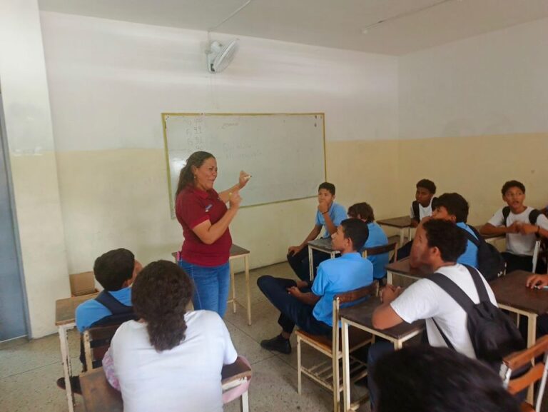 Mincyt realiza jornada científica para estudiantes de La Guaira