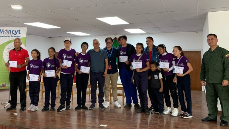 Entregan reconocimientos a delegación de Caracas participante en las Olimpiadas Regionales de Robótica 2025