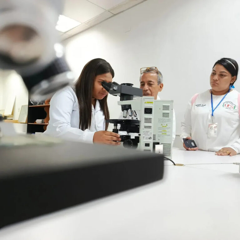 En Zulia capacitan a futuros médicos con jornada sobre microscopía