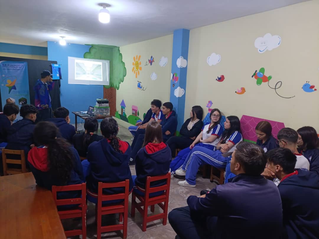 Jóvenes de Aragua conocen oportunidades académicas de la Universidad Nacional de las Ciencias