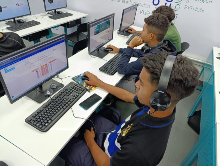Jóvenes se capacitan en nuevas tecnologías mediante los nodos S3