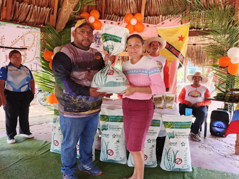 Gobierno Bolivariano a través del Mincyt realiza entrega de semillas en Galipero Viejo