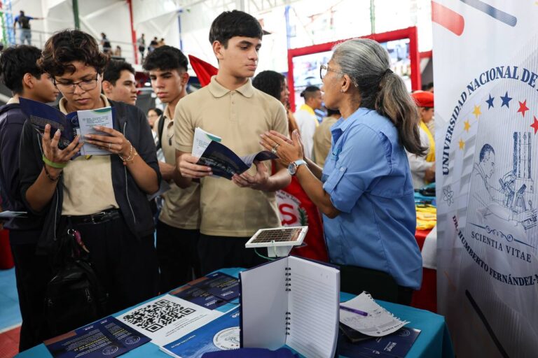 Universidad Nacional de las Ciencias Dr. Humberto Fernández-Morán presenta oferta académica en Feria de Oportunidades de Estudios 2025
