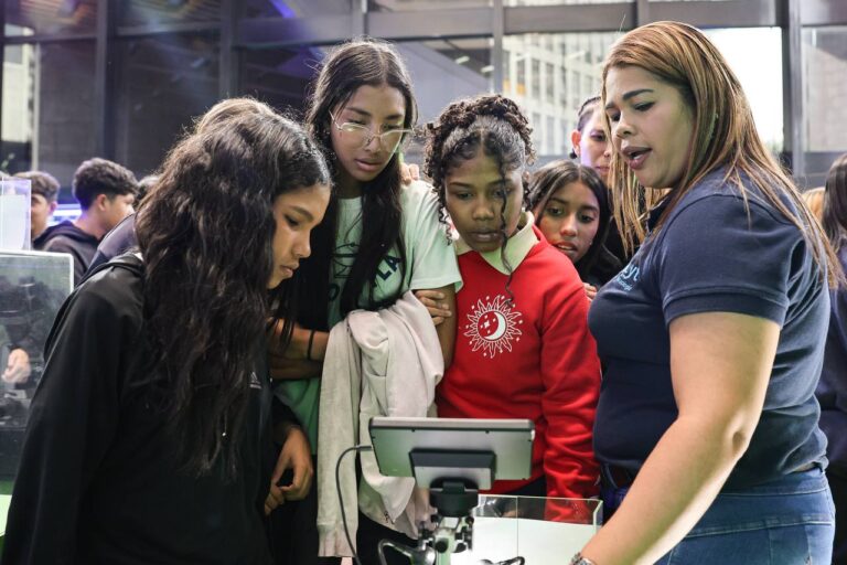 Galería Descubriendo lo invisible abre sus puertas a estudiantes del Liceo Ávila de Caracas
