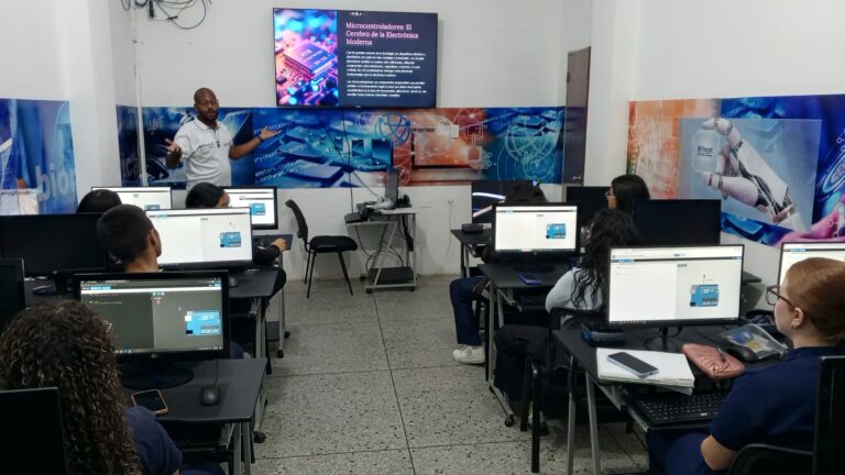 Brigadistas de Cayapa Heroica ofrecen taller de microcontroladores a estudiantes de la Unefm