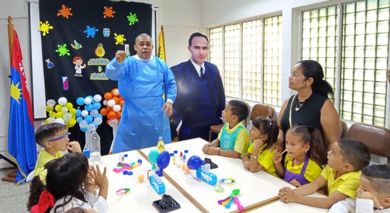 Niños y niñas de Falcón participan en taller de Química Divertida