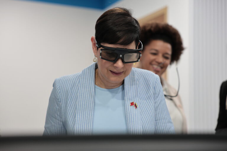 La delegación venezolana que se encuentra en Shenzhen, República Popular China, encabezada por la ministra para Ciencia y Tecnología, Gabriela Jiménez Ramírez, visitó las instalaciones de la Universidad de Ciencia y Tecnología del Sur (SUSTech), con el fin de fortalecer la cooperación en materia de tecnología de educación.