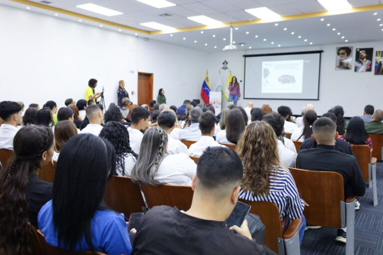 Venezuela realiza primer simposio sobre uso de tecnologías nucleares en la salud con estudiantes universitarios