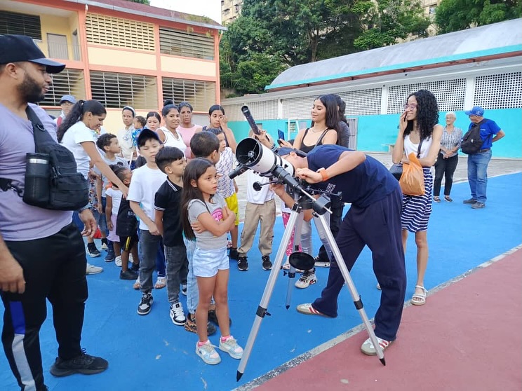 Más de un centenar de niños y niñas caraqueños disfrutaron de jornada científica