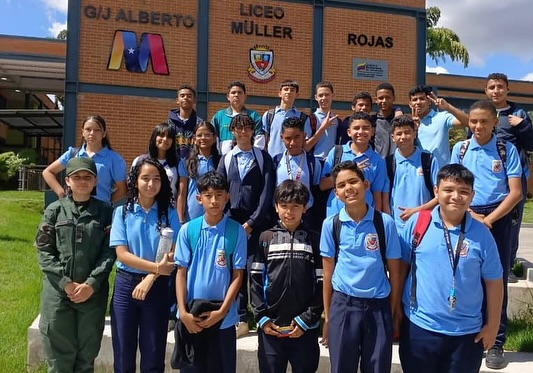 Jóvenes de Caracas se capacitan en robótica educativa