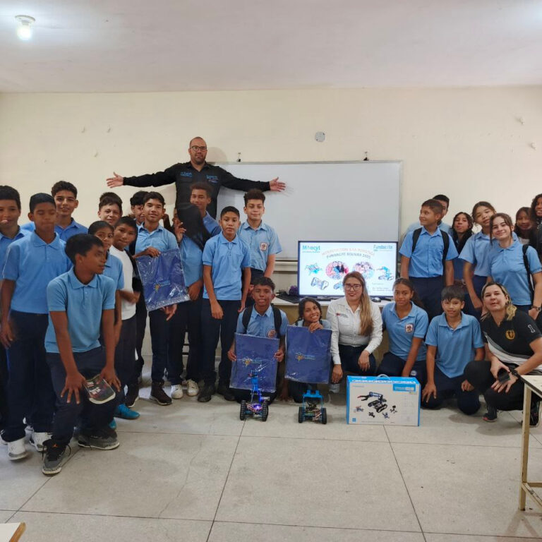 Jóvenes de Bolívar refuerzan conocimientos sobre robótica en taller formativo