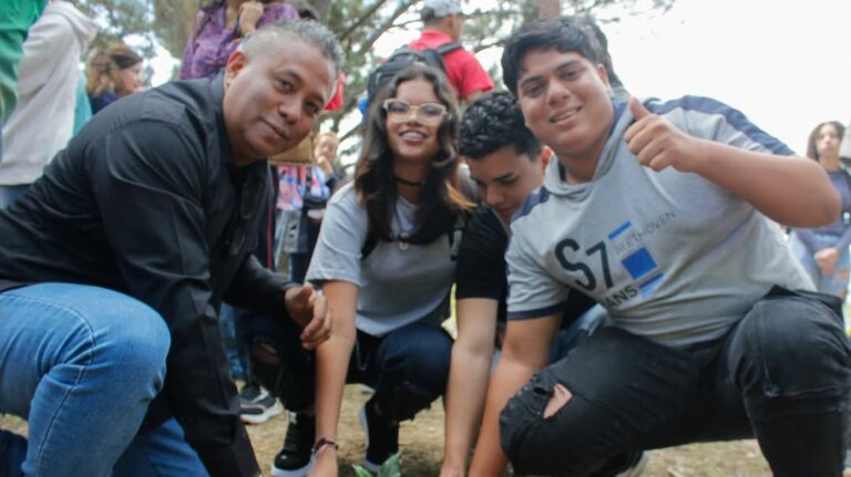 Estudiantes de la Universidad Nacional de las Ciencias Dr. Humberto Fernández-Morán sembraron cerca de dos mil árboles