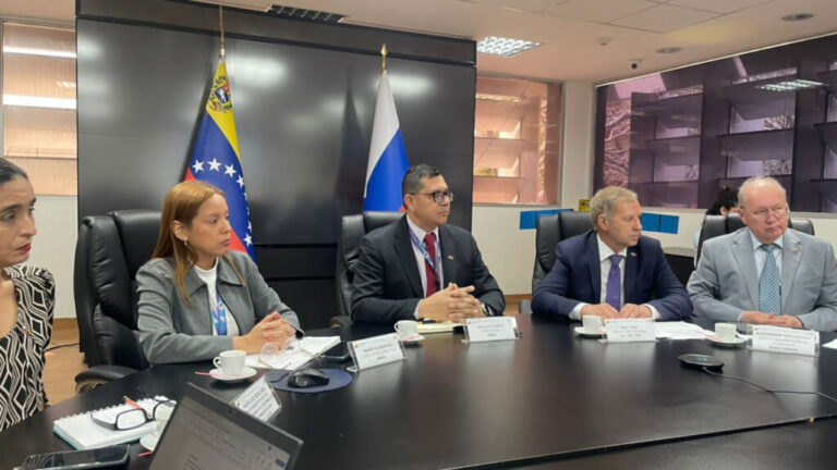 Venezuela y Rusia exploran nuevas áreas de cooperación en materia aeroespacial