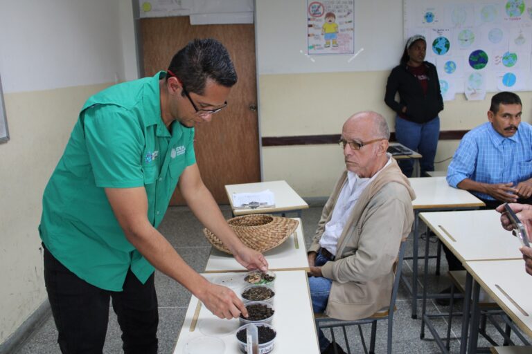 IDEA capacita a agricultores baruteños sobre lombricultura y poda en cultivo del café