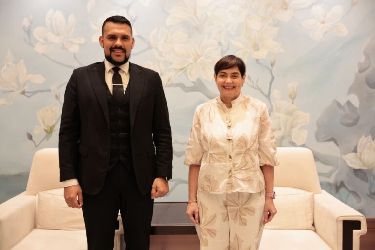 Ministra Gabriela Jiménez Ramírez arriba a Shanghai para participar en la Conferencia Mundial de IA 2025