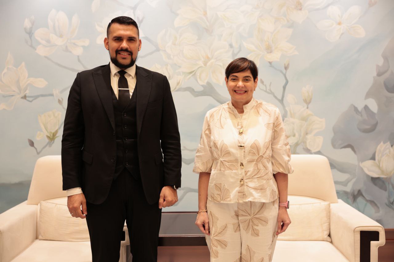 Ministra Gabriela Jiménez Ramírez arriba a Shanghai para participar en la Conferencia Mundial de IA 2025