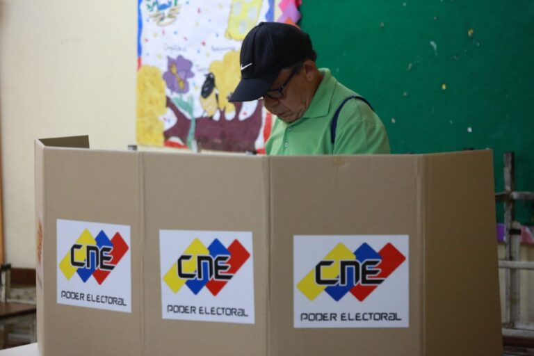 CNE: Hoy Venezuela está votando en paz