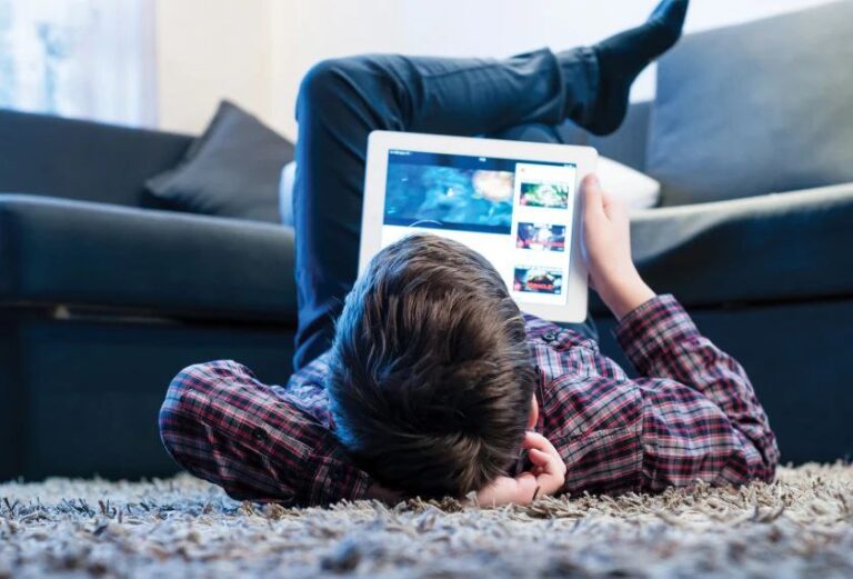 La adicción a las pantallas y redes sociales afecta la comprensión lectora de los jóvenes
