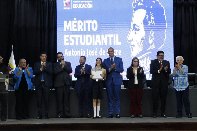 Gobierno Bolivariano otorga reconocimiento a estudiantes destacados de educación media