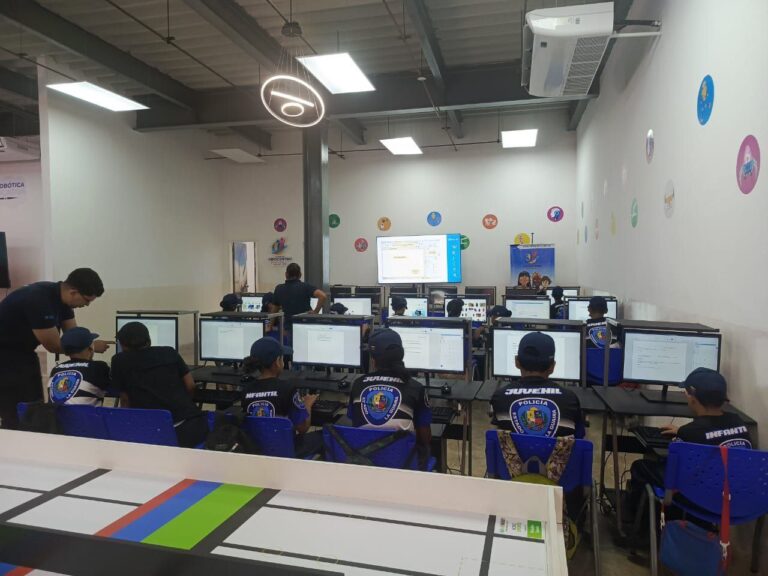 La Guaira | Mega Infocentro capacita en seguridad digital a jóvenes de la Brigada Policial