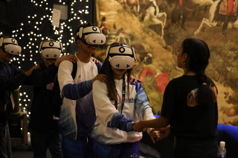 Ganadores de la Olimpiada de Robótica Creativa 2025 visitan la Expo Simón: De Niño a Libertador