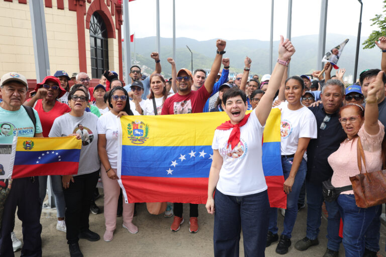 Sector científico y tecnológico reafirma su compromiso con la Patria en visita al Cuartel de la Montaña
