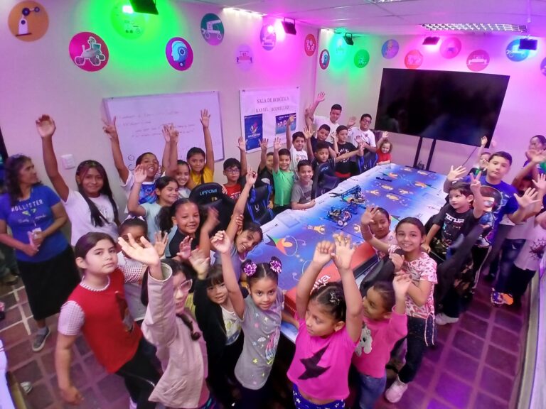 Niñas y niños del plan vacacional de la Biblioteca Pública Pascual Venga visitan Mega Infocentro de Lara