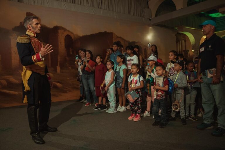 Chiquillería ivicense visitó Expo Simón de Niño a Libertador
