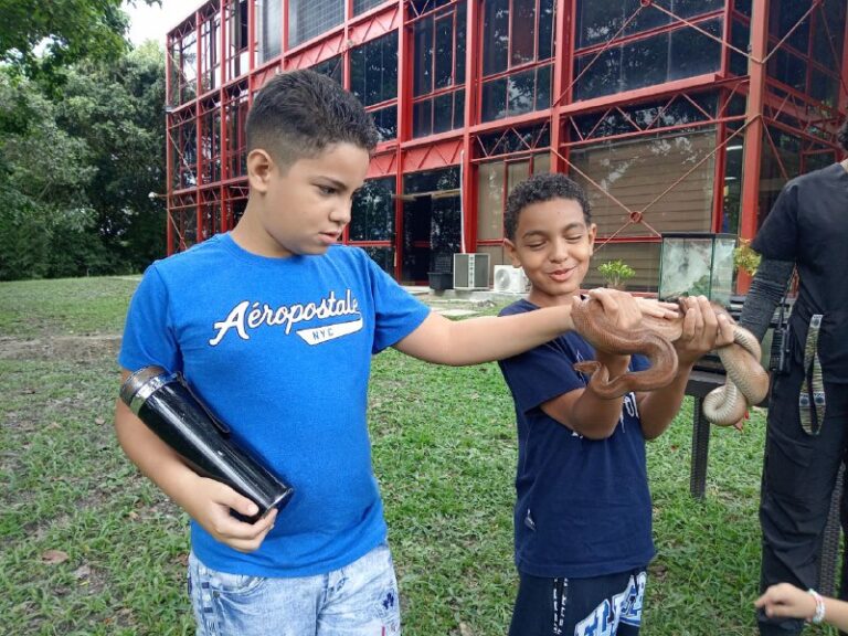 Hijos de los trabajadores de la Embajada de Cuba participan en la Ruta Científica en el Polo Cie (1)