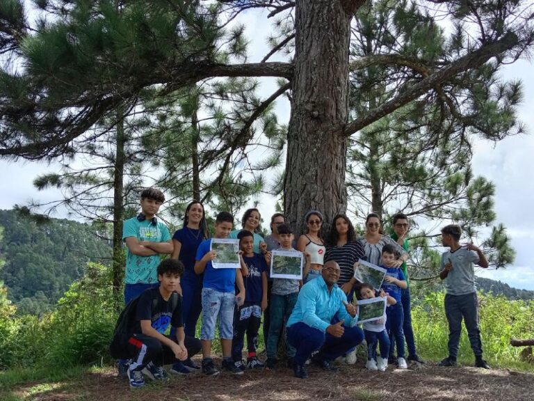 Hijos de los trabajadores de la Embajada de Cuba participan en la Ruta Científica en el Polo Cie (2)