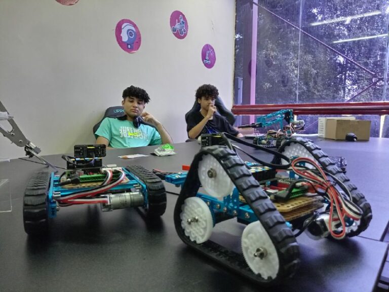 Hijos de los trabajadores de la Embajada de Cuba participan en la Ruta Científica en el Polo Cie (3)