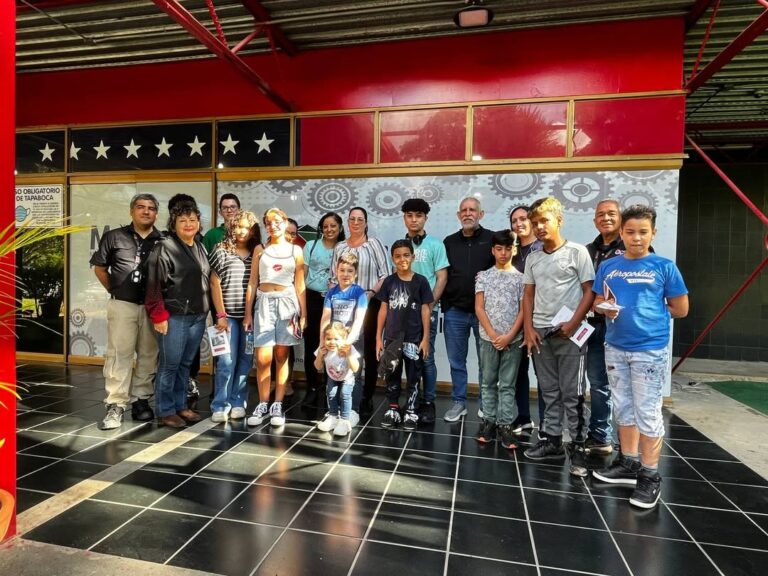 Hijos de los trabajadores de la Embajada de Cuba participan en la Ruta Científica en el Polo Cie (4)