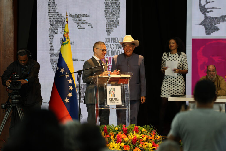 Otorgan Premio Internacional de Novela Rómulo Gallegos a escritor argentino Vicente Battista