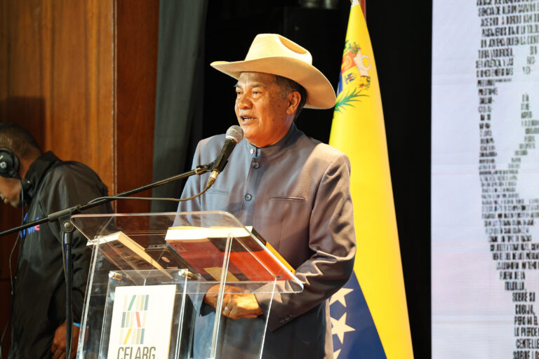 Otorgan Premio Internacional de Novela Rómulo Gallegos a escritor argentino Vicente Battista
