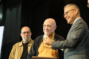 Otorgan Premio Internacional de Novela Rómulo Gallegos a escritor argentino Vicente Battista