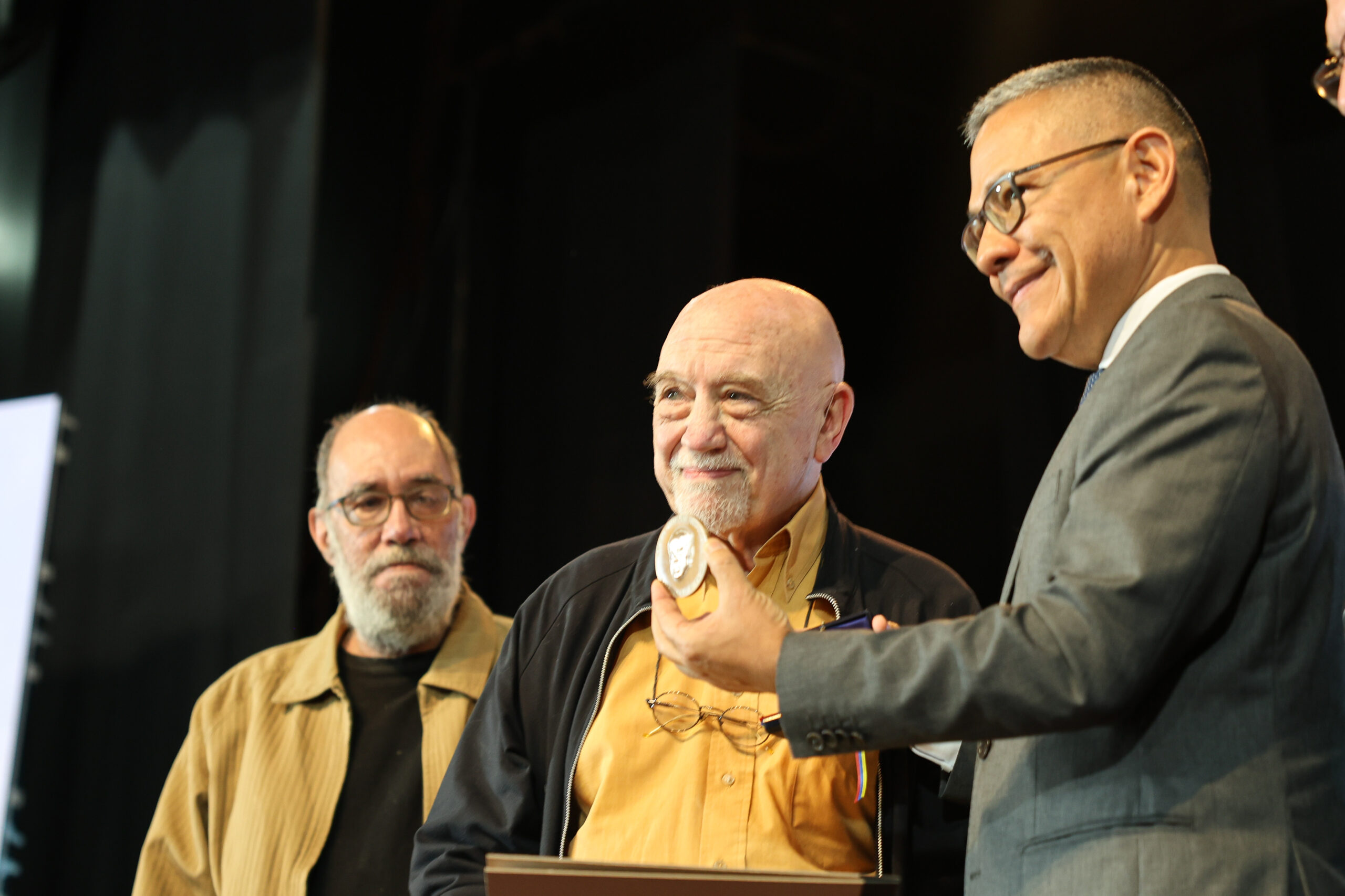 Otorgan Premio Internacional de Novela Rómulo Gallegos a escritor argentino Vicente Battista