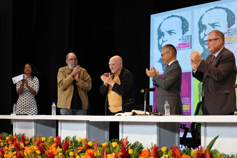 Otorgan Premio Internacional de Novela Rómulo Gallegos a escritor argentino Vicente Battista