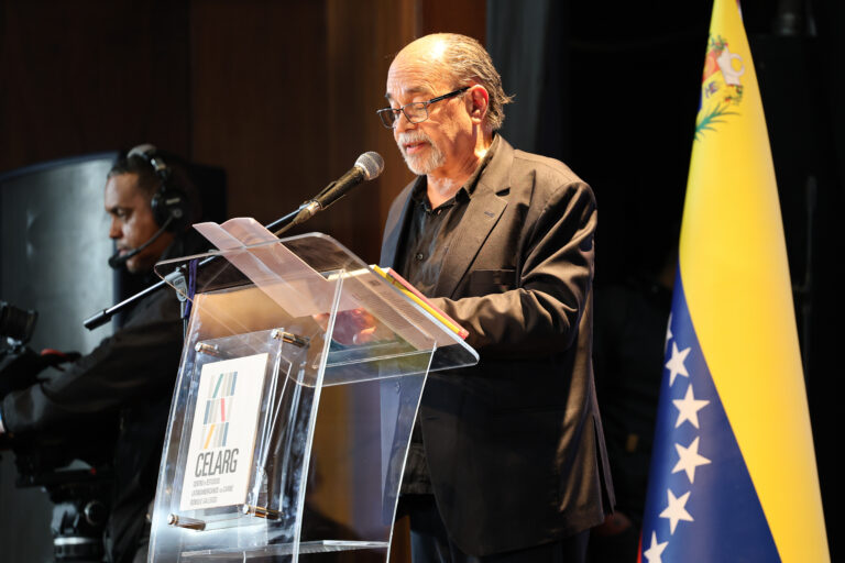 Otorgan Premio Internacional de Novela Rómulo Gallegos a escritor argentino Vicente Battista