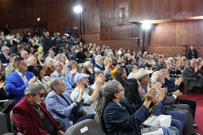 Otorgan Premio Internacional de Novela Rómulo Gallegos a escritor argentino Vicente Battista