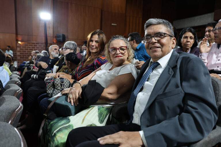 Otorgan Premio Internacional de Novela Rómulo Gallegos a escritor argentino Vicente Battista