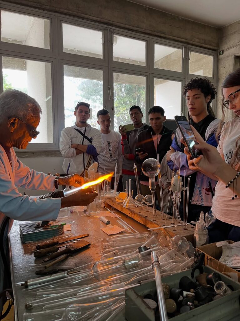 Estudiantes de la Universidad Nacional de las Ciencias fortalecen aprendizaje científico con visitas a centros de investigación
