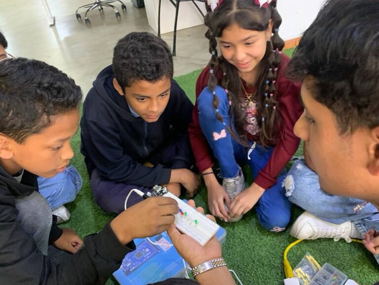 Niños y niñas de Caracas aprenden sobre robótica y microscopía