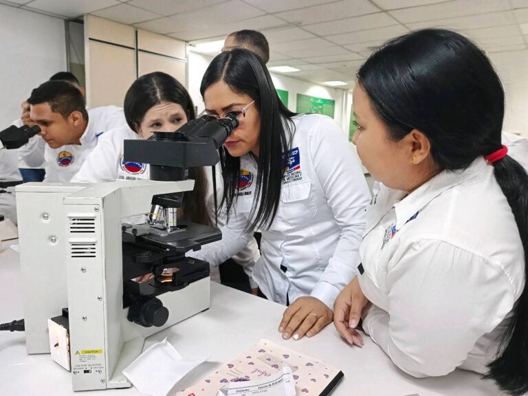 Mincyt capacita a expertos forenses del Zulia en técnicas de microscopía