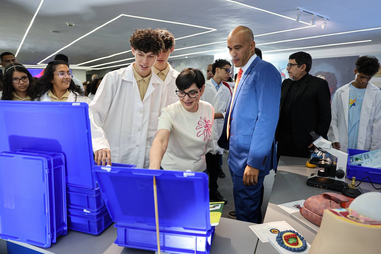 Instituciones educativas son dotadas con kits de ciencias