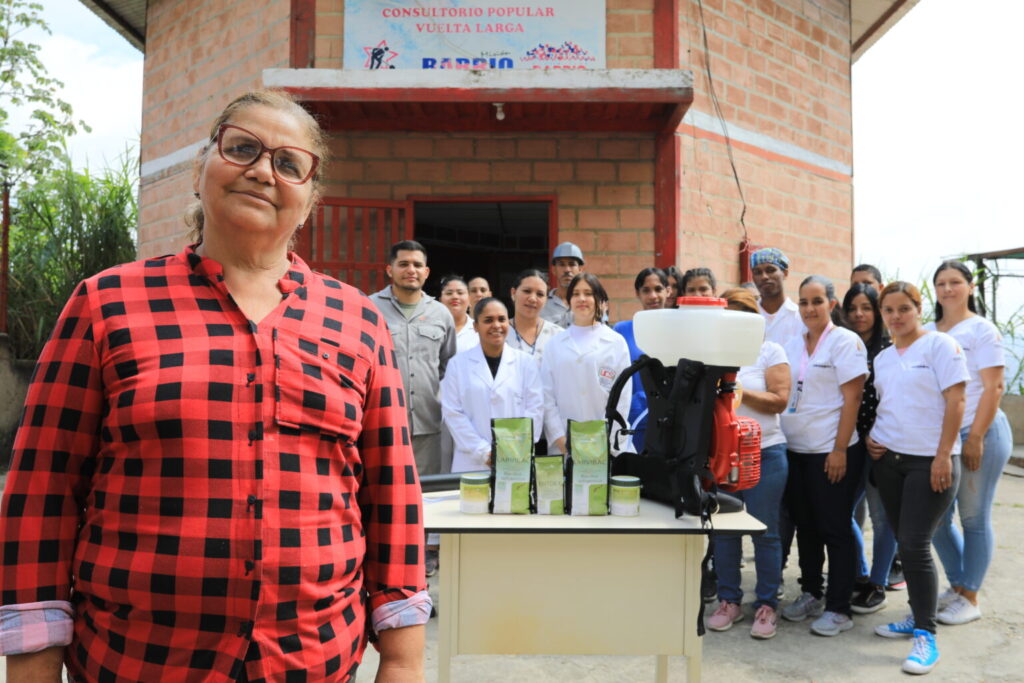 Comunidad y personal de salud en un consultorio popular de Venezuela presentan productos Larvibac y Entoex junto a equipos de fumigación del MINCYT.