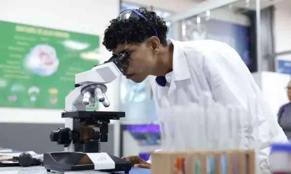 Joven en el laboratorio trabajando con un microscopio