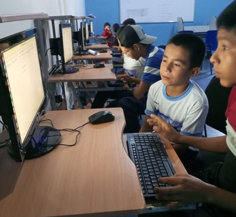 Niños barineses adquieren habilidades tecnológicas en el uso básico de computadoras
