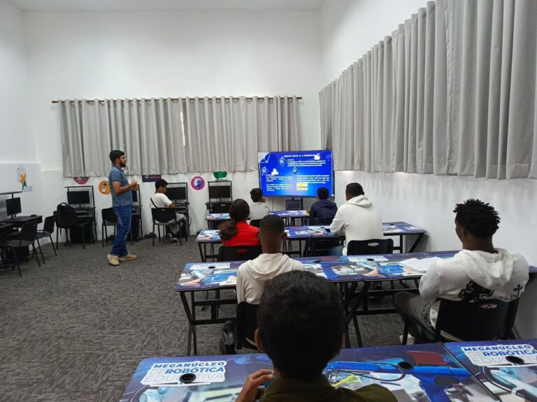 Jóvenes aprenden sobre robótica educativa con Infocentro
